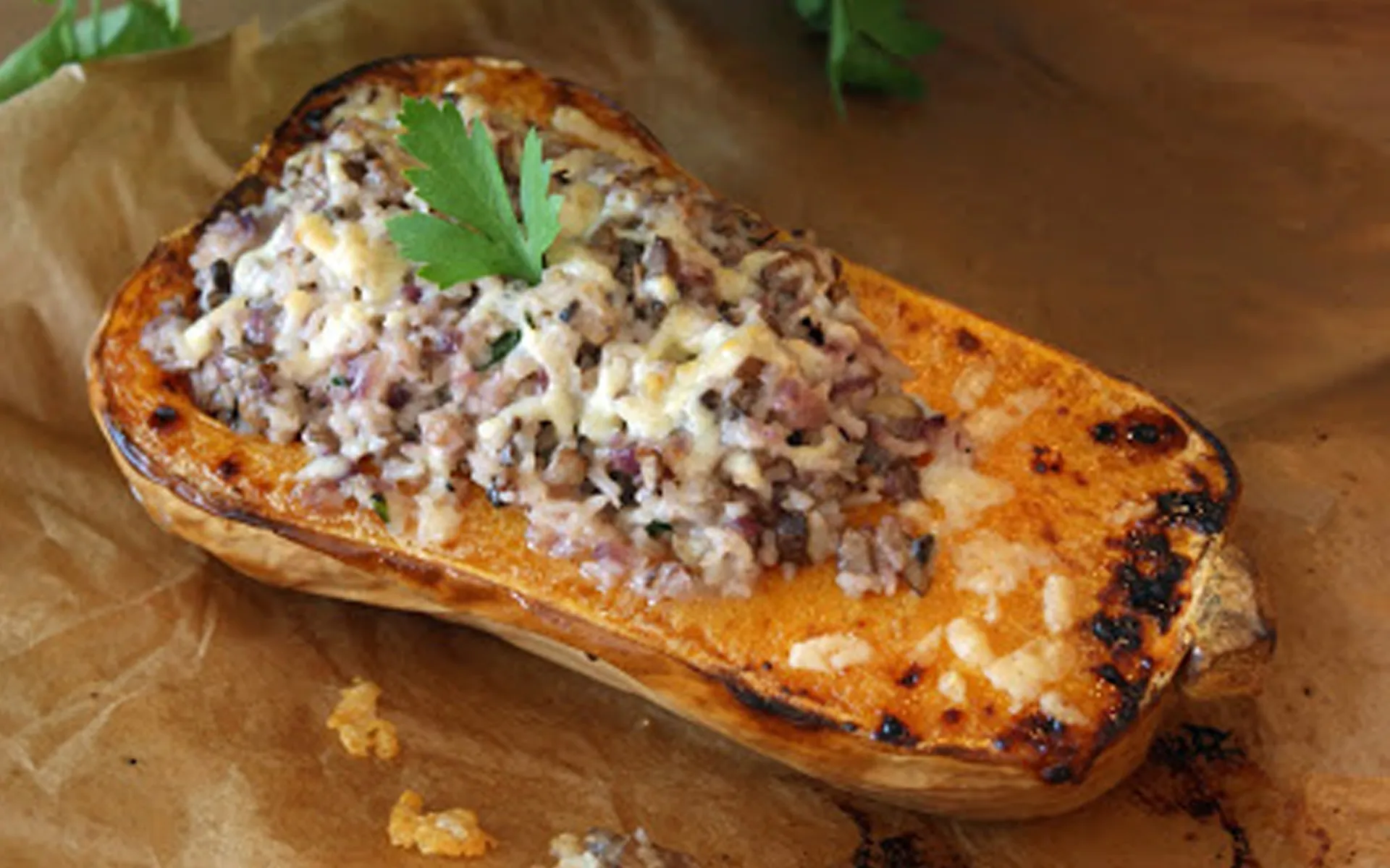 Recette de la Butternut rôtie aux champignons et sauce truffée