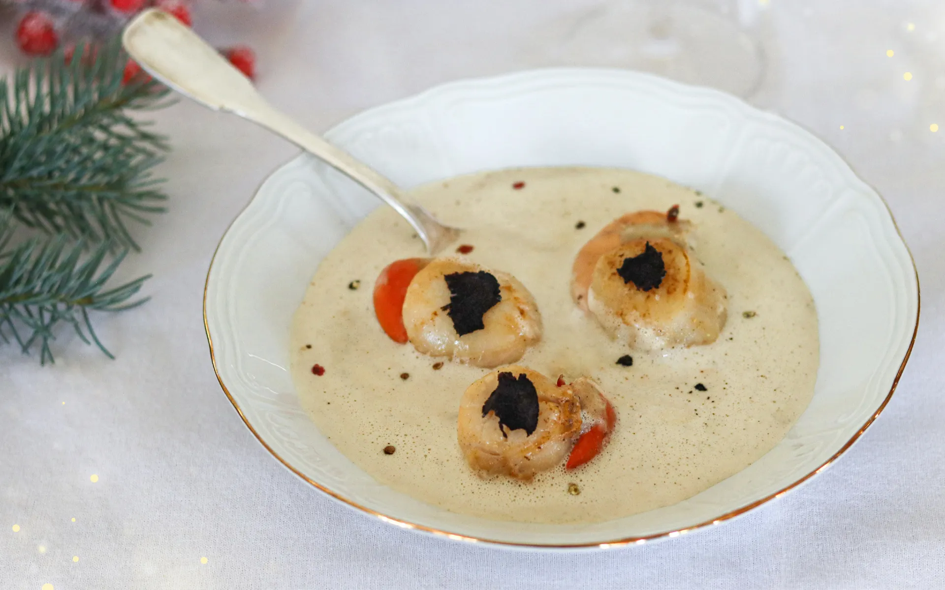 Recette des Saint-Jacques poêlées, émulsion à la truffe et au foie gras