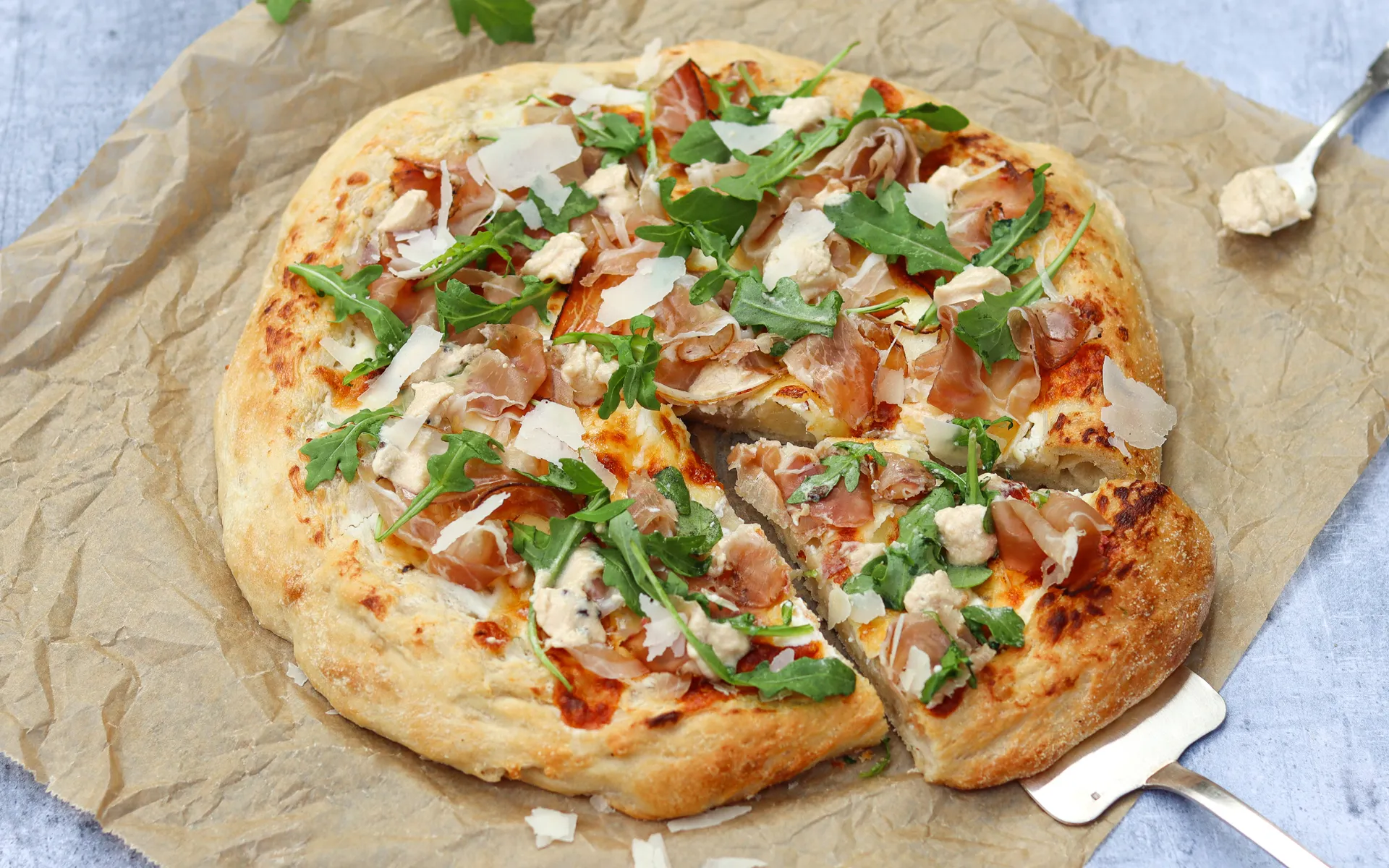 Recette de la Pizza blanche speck, ricotta & crème au parmesan à la truffe blanche